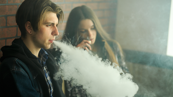 young male and female vaping 800x450.png